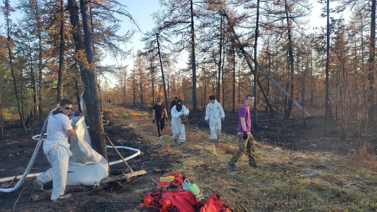 Лесной пожар тушат в 26 км от Удачного в Якутии
