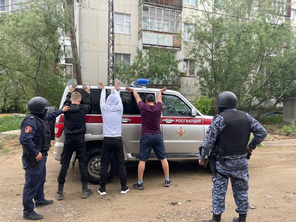 Сотрудники Росгвардии задержали подозреваемых в ограблении в Якутске