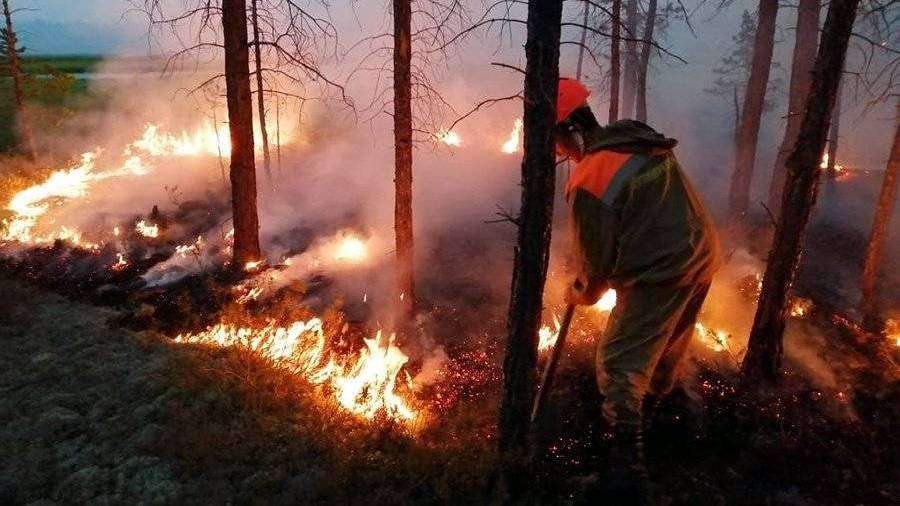 33 природных пожара тушатся в Якутии