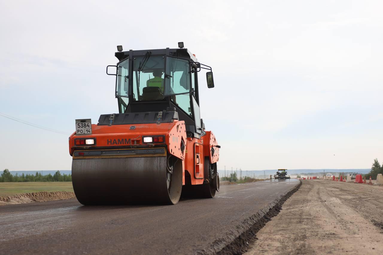 Укладку верхнего слоя асфальта начали в рамках реконструкции автодороги «Умнас» в Якутии