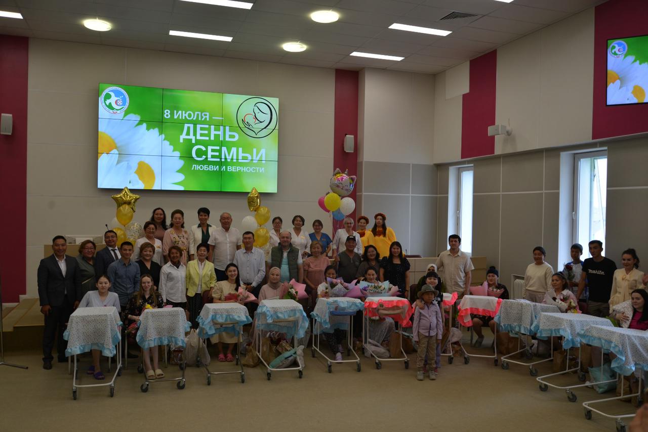 Выписка 12 новорожденных состоялась в Якутске в День семьи, любви и верности