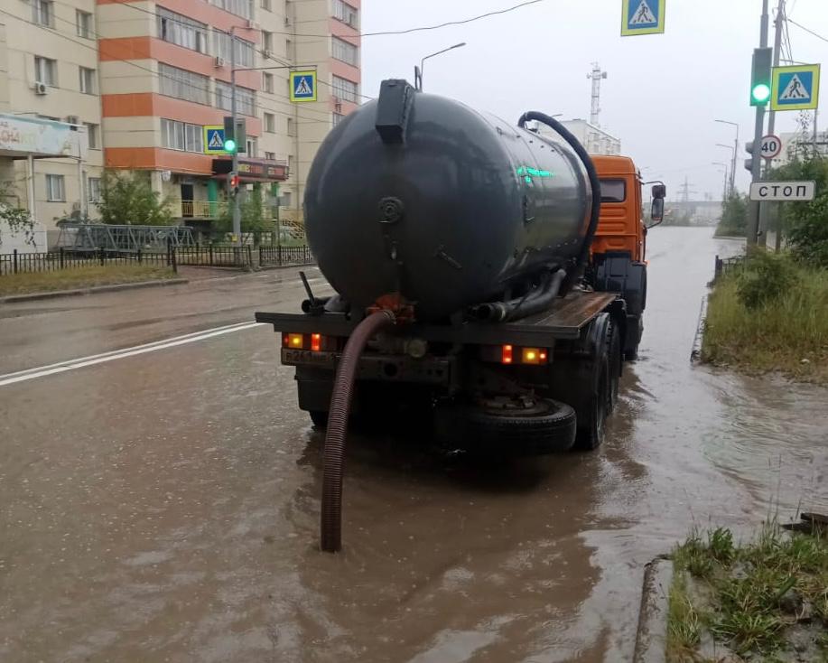 Работы по откачке воды проводят на улицах Якутска