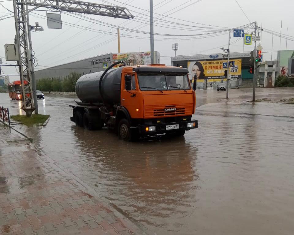 Работы по откачке воды усилили из-за продолжительного дождя в Якутске