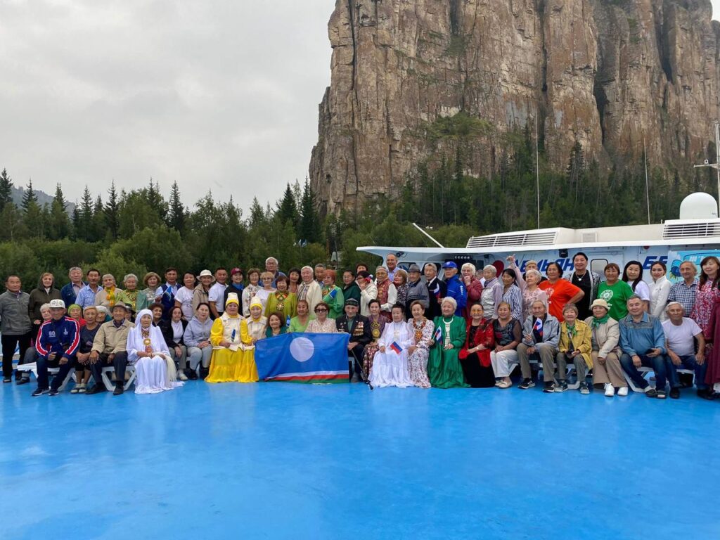 Ветеранам из Якутска организовали поездку в нацпарк «Ленские столбы»