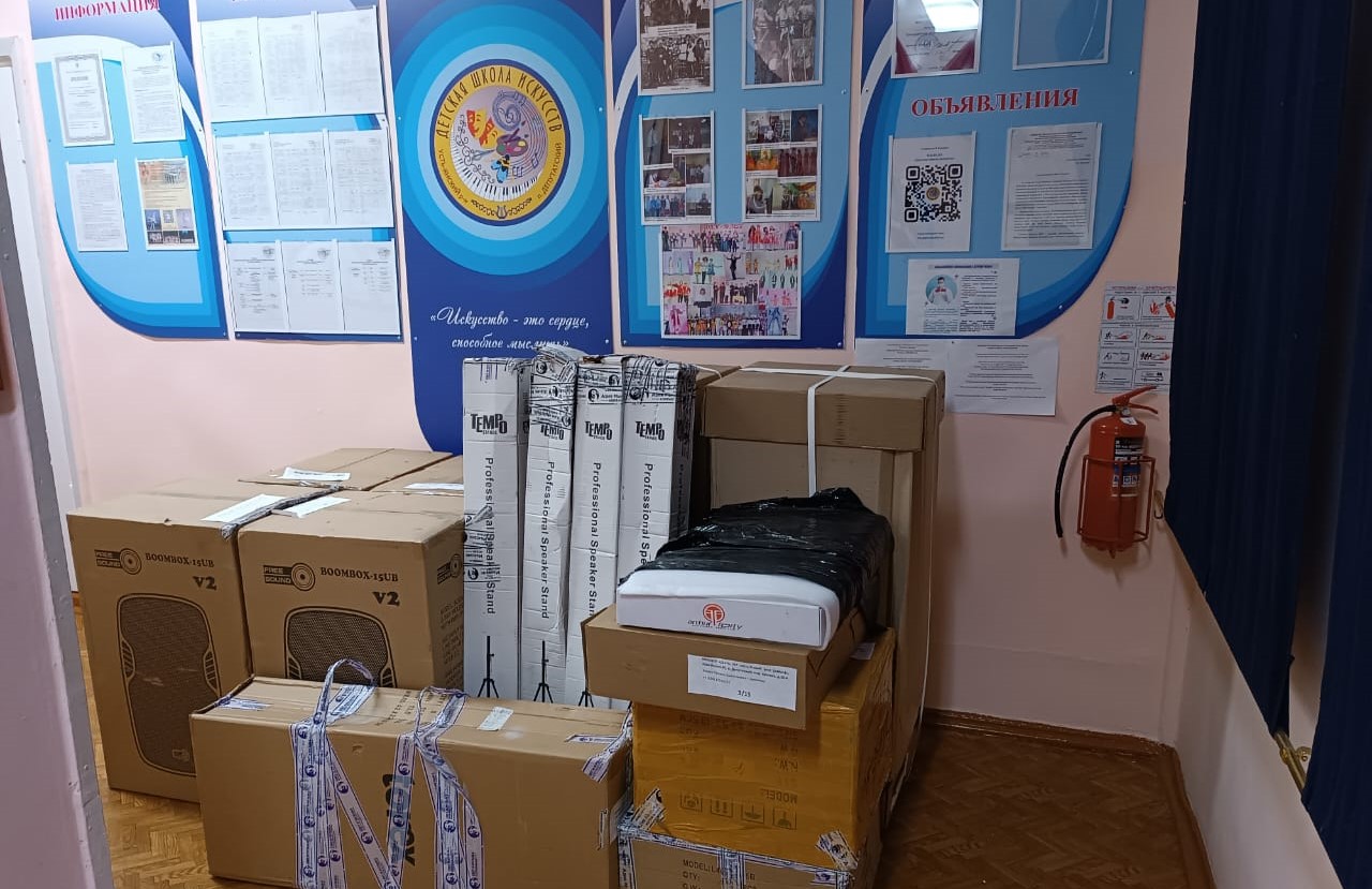 Музыкальные инструменты и оборудование доставили в детскую школу искусств якутского поселка Депутатский