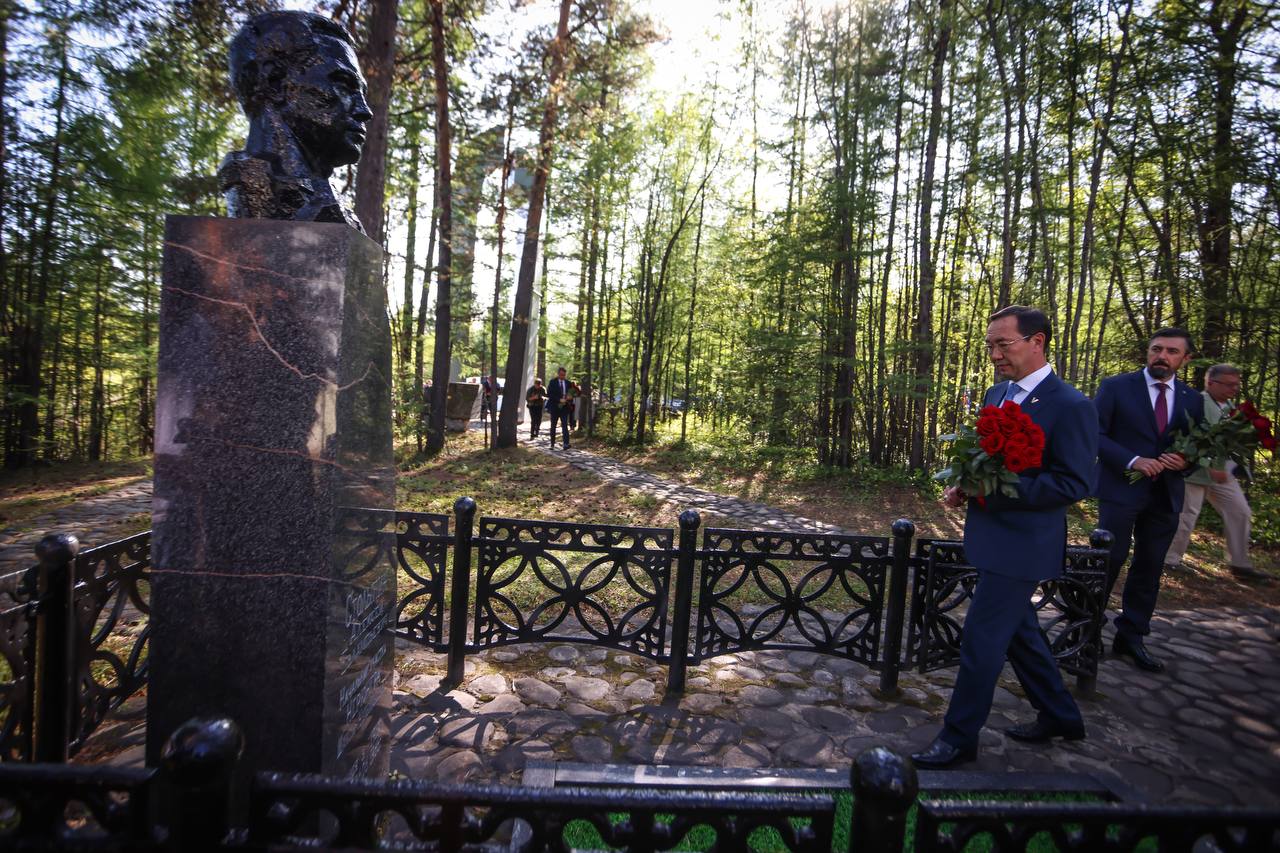 Память погибших при освоении Южно-Якутского угольного комплекса почтили в Нерюнгри