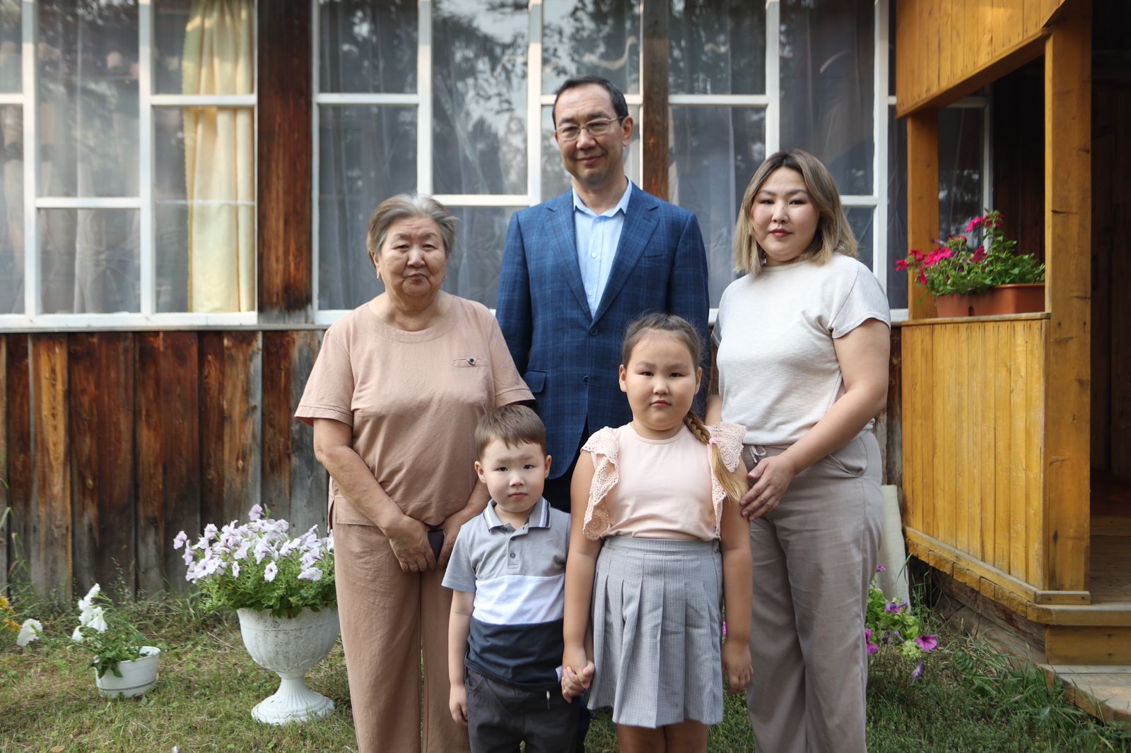 Глава Якутии навестил семью участника СВО в Сунтарском районе