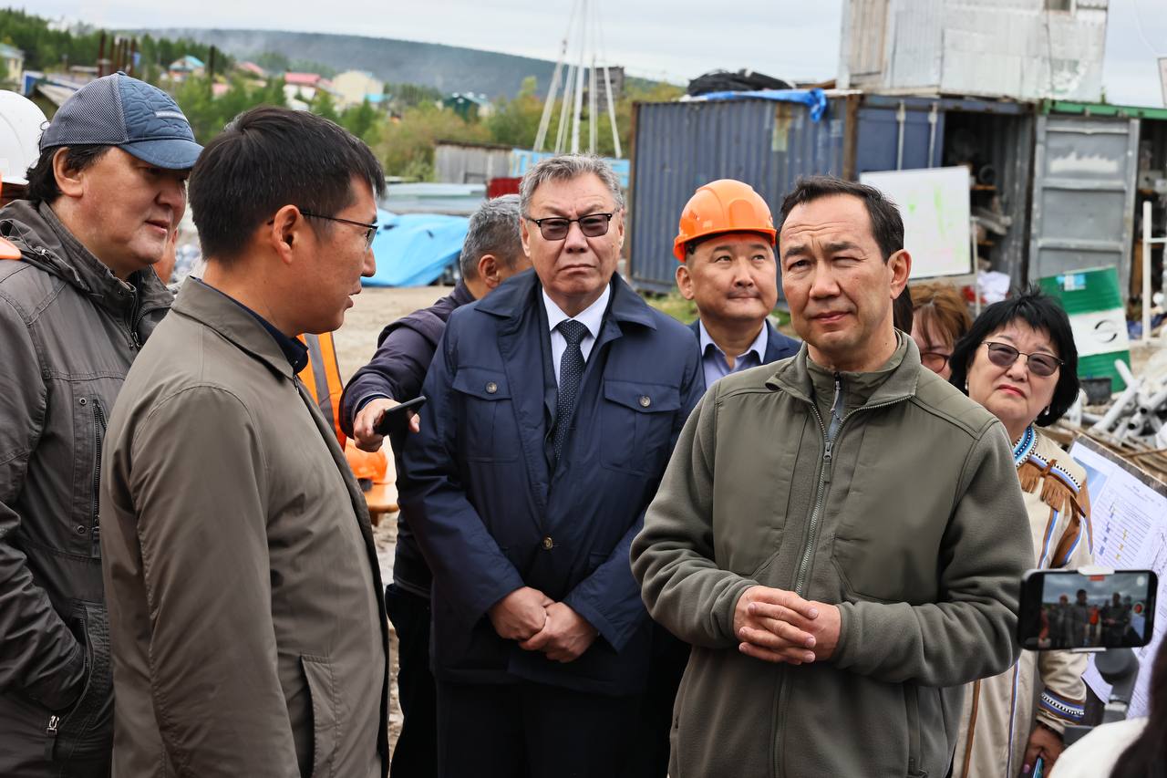 Глава Якутии проверил ход строительства двух МКД в Оленекском районе