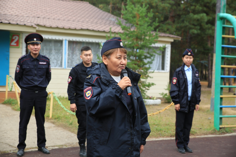 Акцию «Зарядка со стражем порядка» провели для детей в Якутске