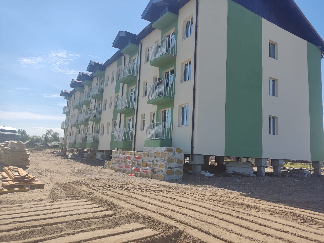 Новый многоквартирный дом строят по программе переселения в Таттинском районе Якутии