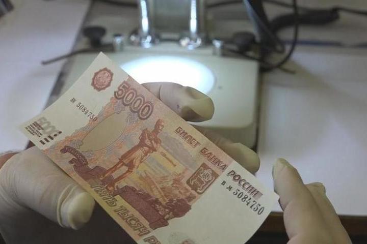 Шесть поддельных банкнот выявили в Якутии за первое полугодие