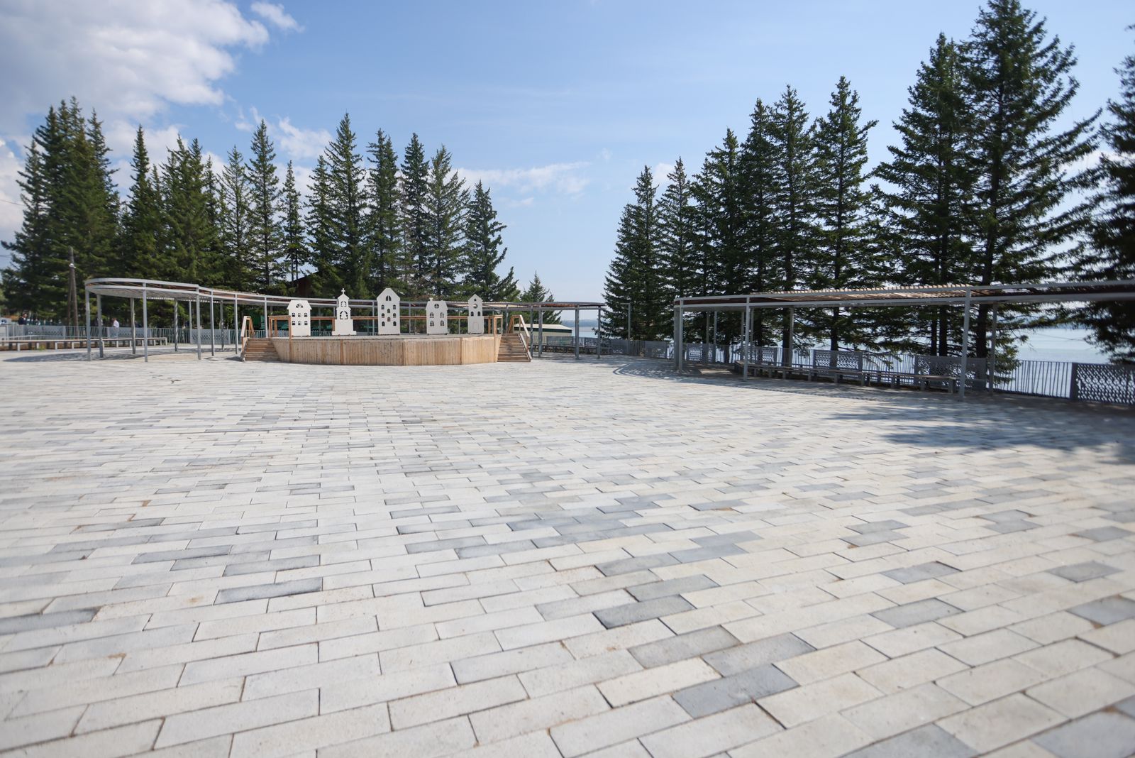Площадь Славы и мини-парк благоустроили в Усть-Майском районе Якутии
