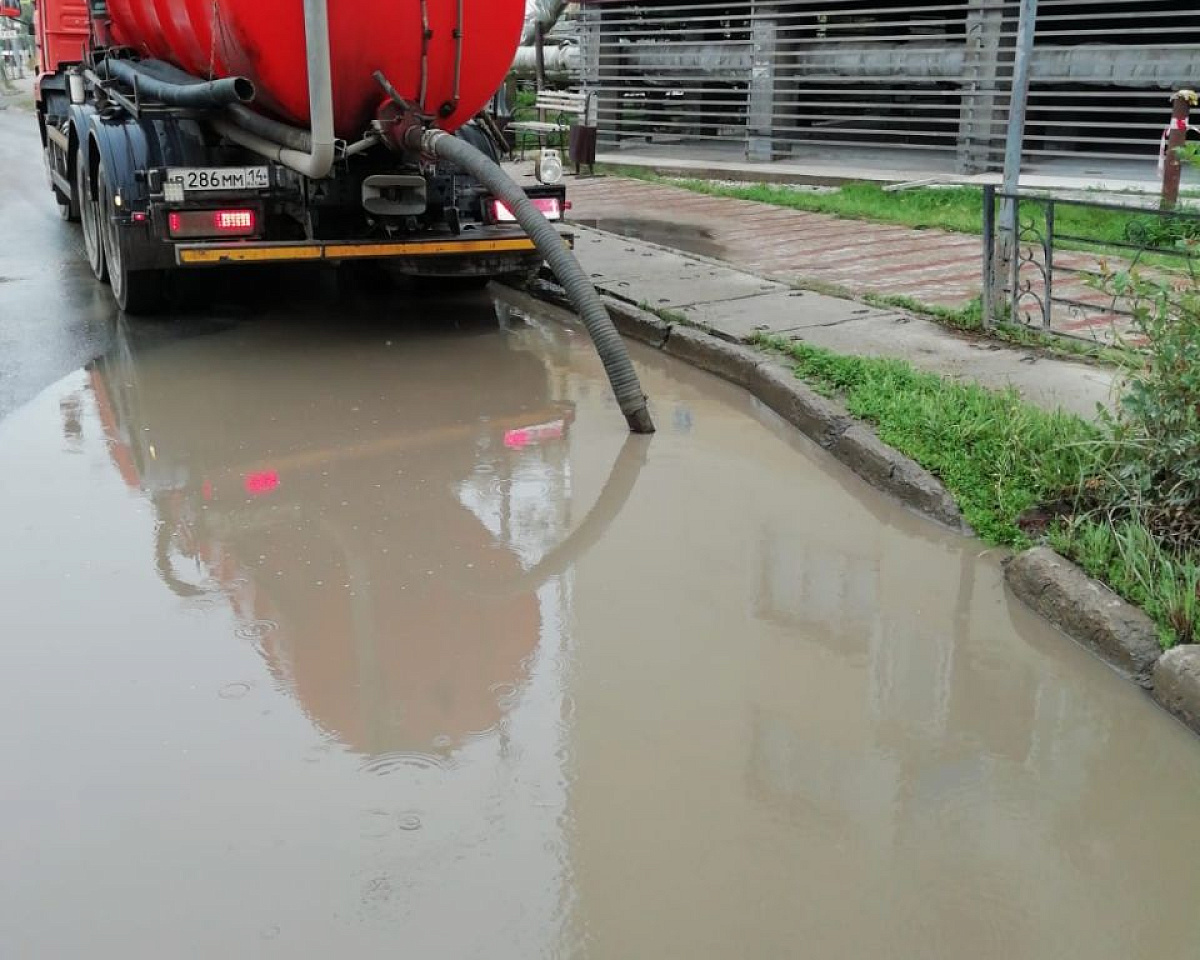 3 276 кубометров дождевой воды откачали в Якутске за сутки