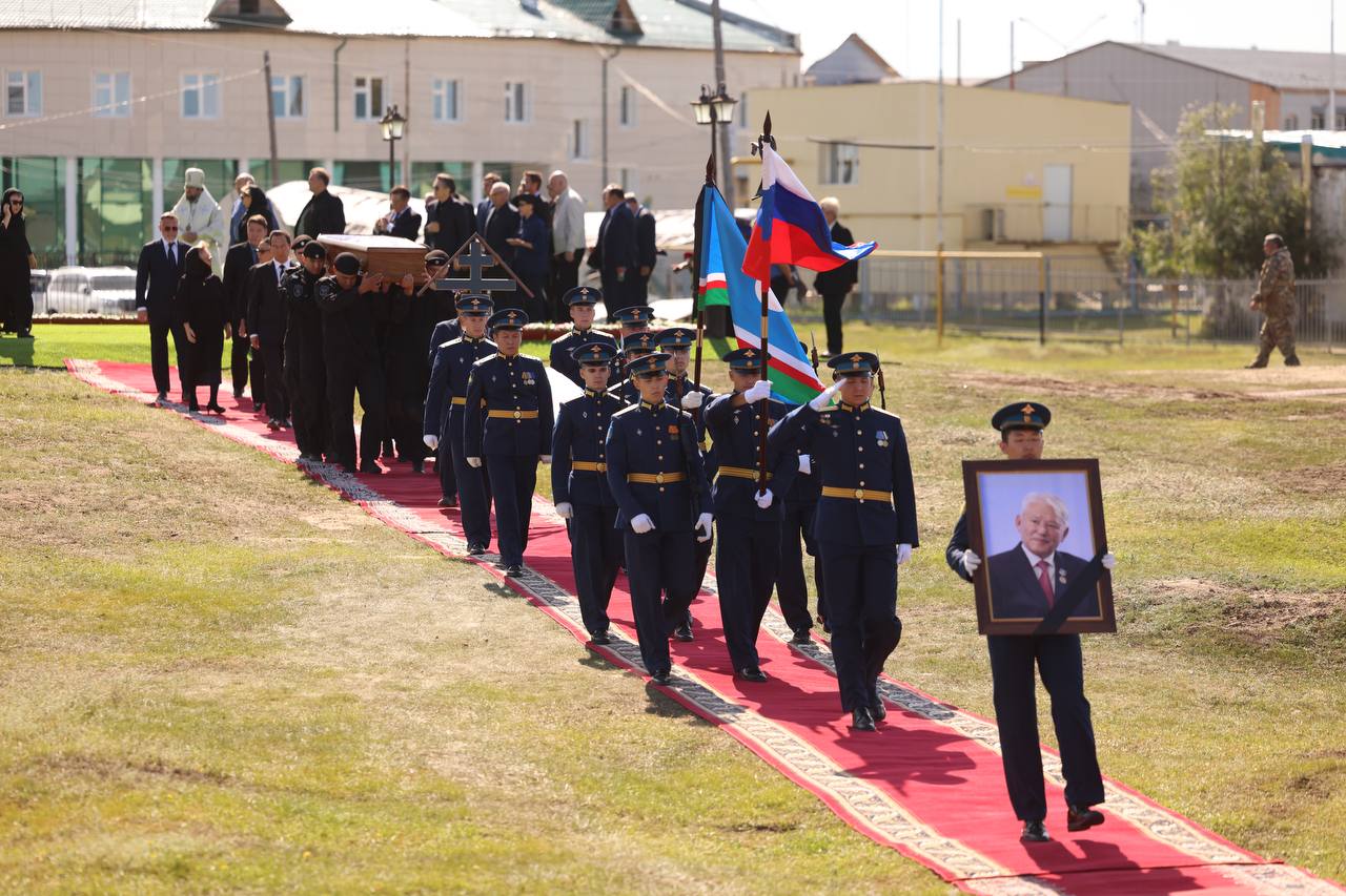 Первого президента Якутии похоронили на родной Октемской земле в Хангаласском районе