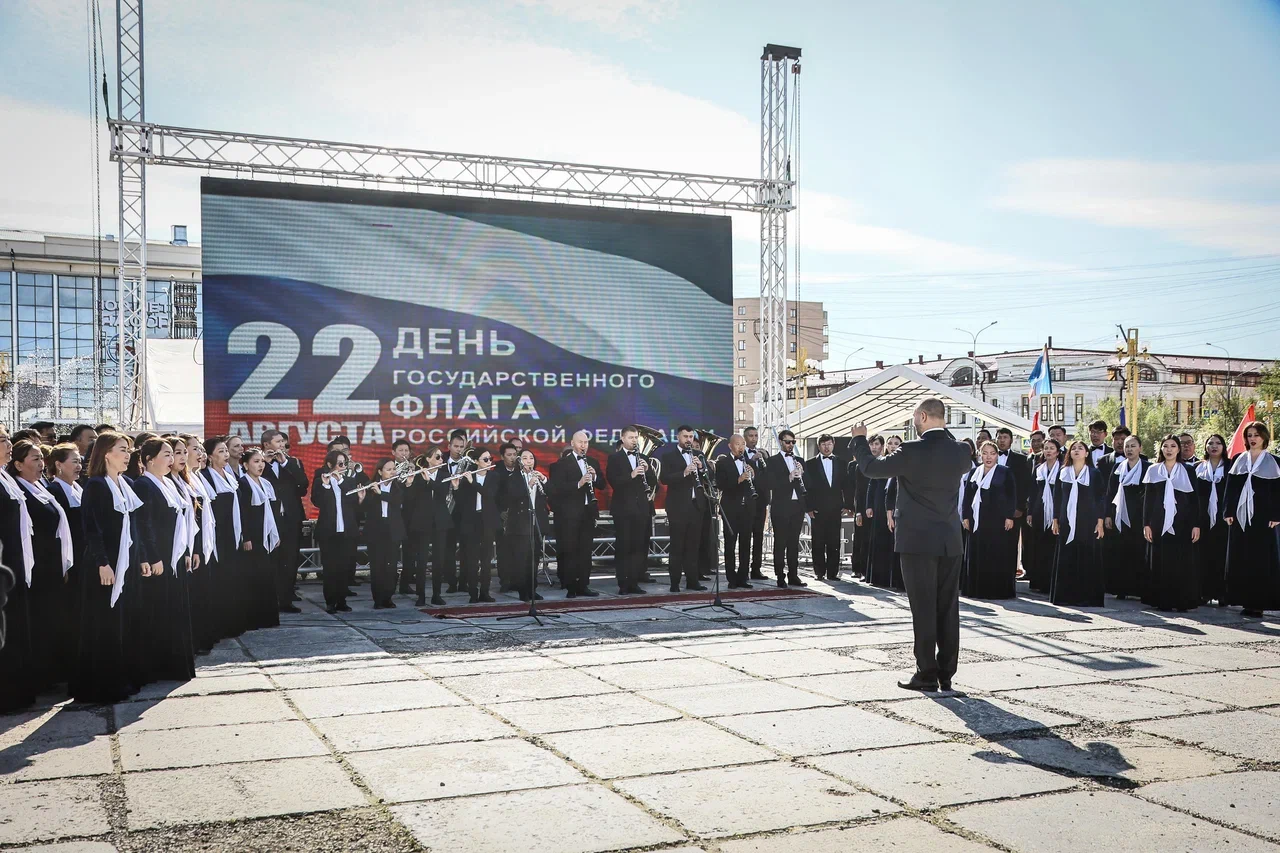 Гимн России исполнили в День Государственного флага в Якутске