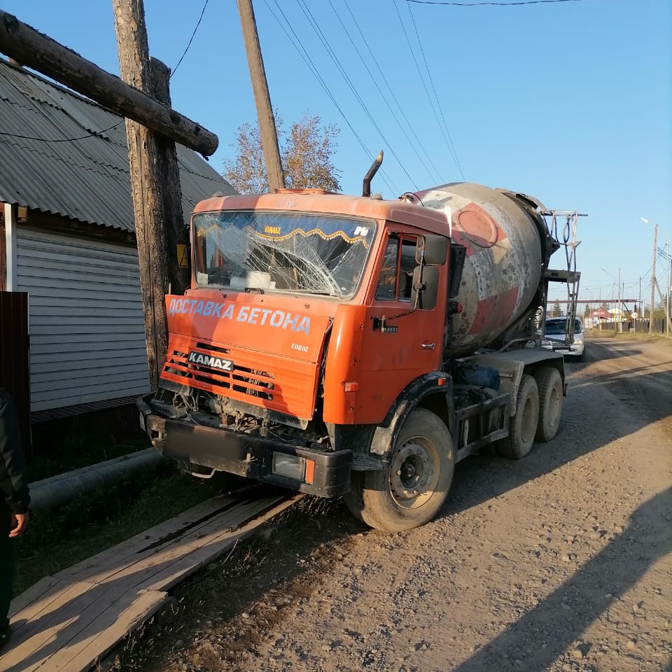 Водитель КАМАЗа наехал на опору ЛЭП в Усть-Майском районе Якутии