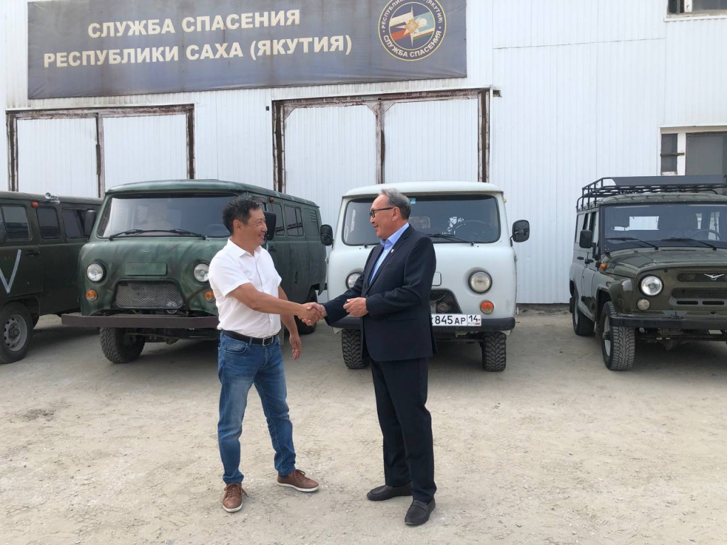 Энергетики Якутии передали три автомашины УАЗ бойцам СВО