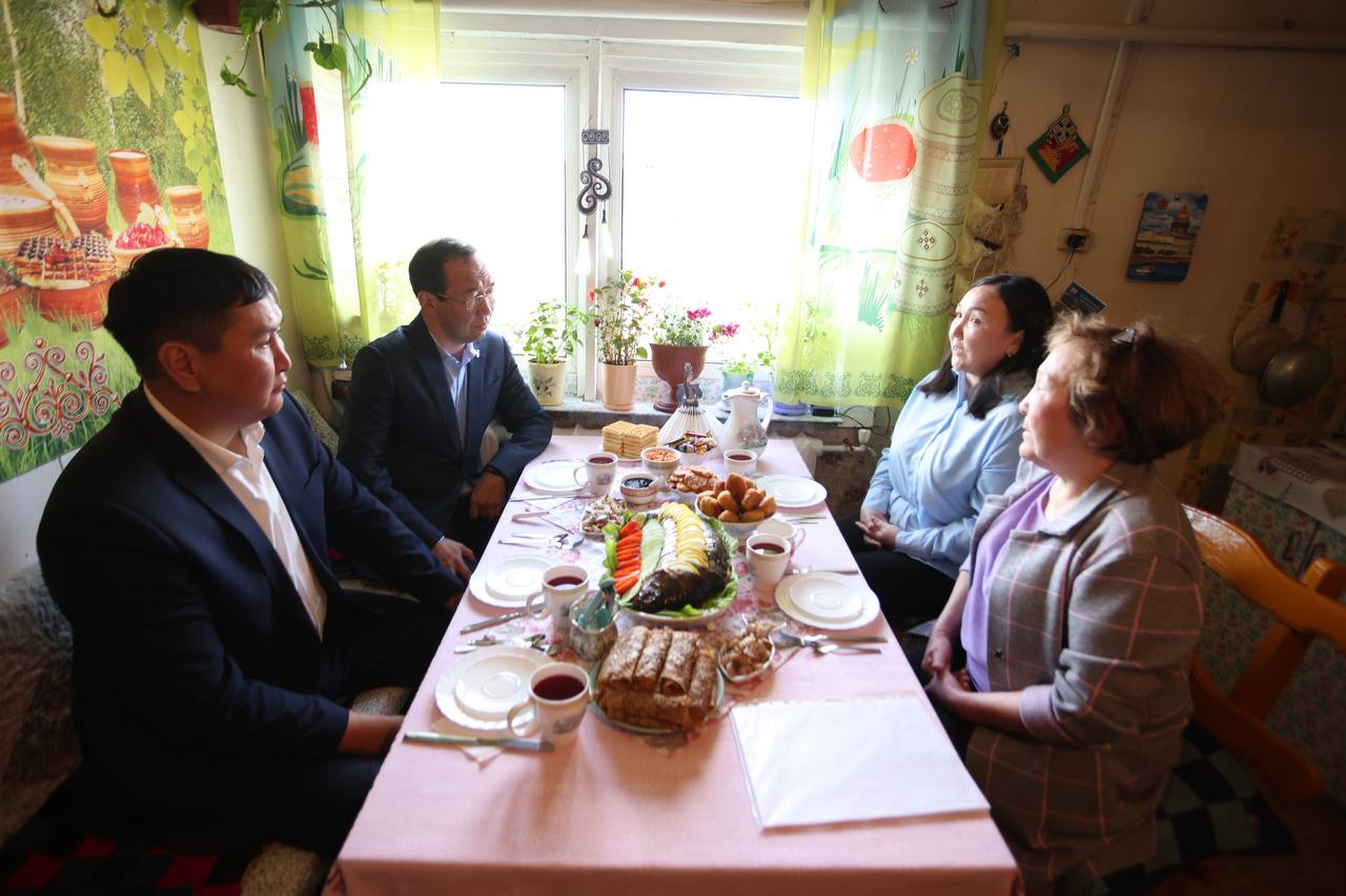 Глава Якутии навестил семью участника СВО из Среднеколымского района