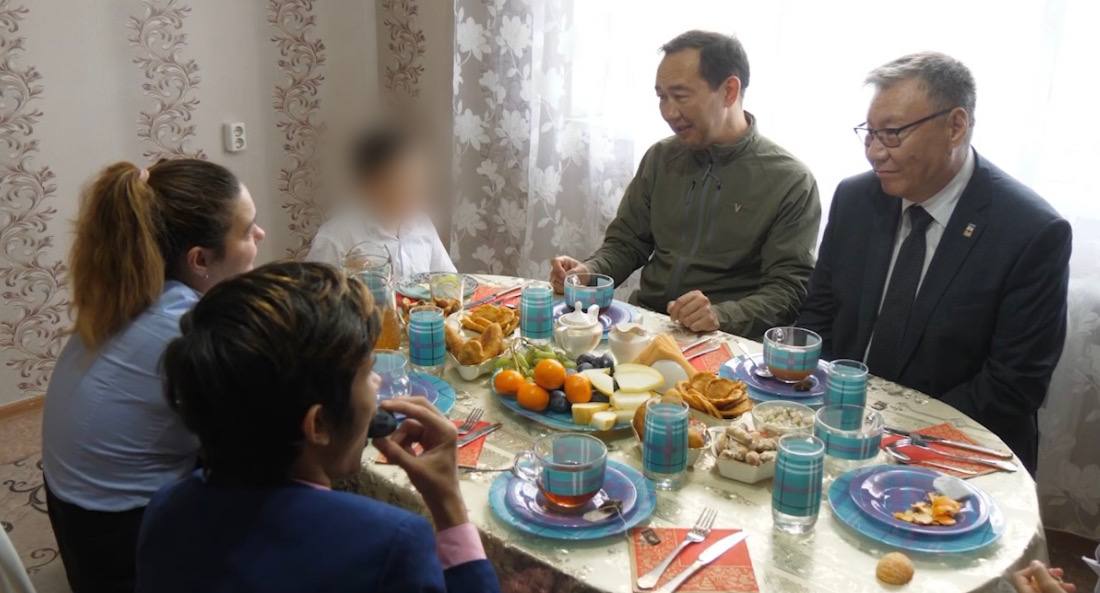 Глава Якутии навестил семью участника СВО в Оленекском районе
