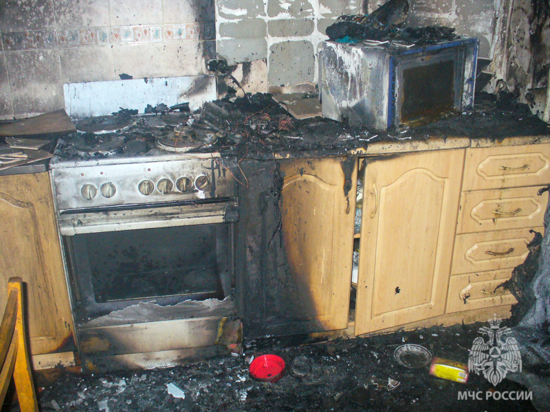 Пожарные спасли одного человека при возгорании в доме в Якутске