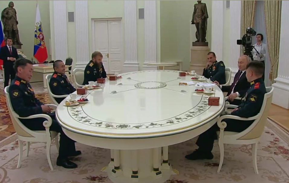 Члены экипажа танка «Алеша» встретились с Владимиром Путиным в Кремле