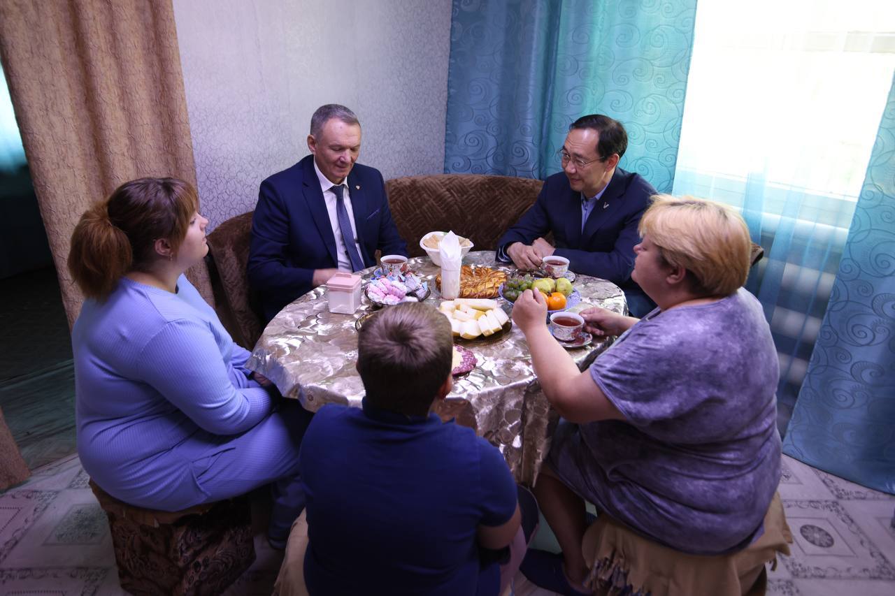 Глава Якутии навестил семью участника СВО в Усть-Майском районе