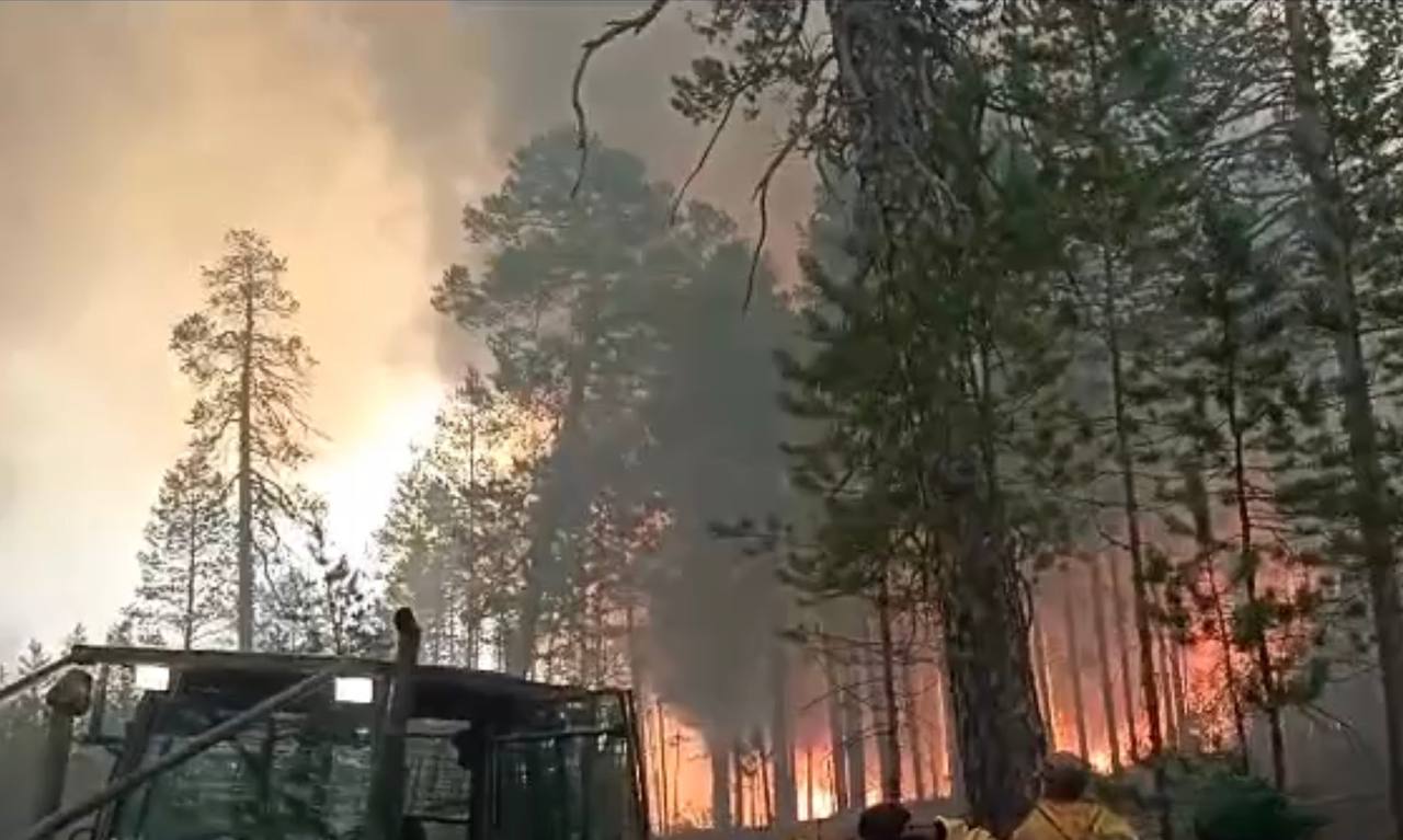 110 человек и вертолет задействовали в тушении пожара возле якутского поселка Заречный