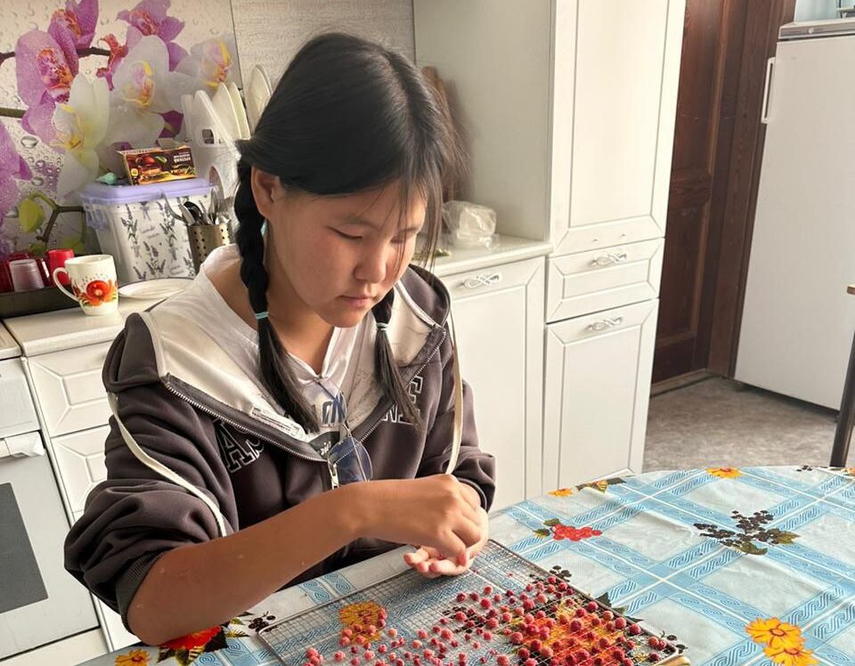 Школьники села Хатыстыр в Алданском районе создают сувениры и продукцию из дикоросов 