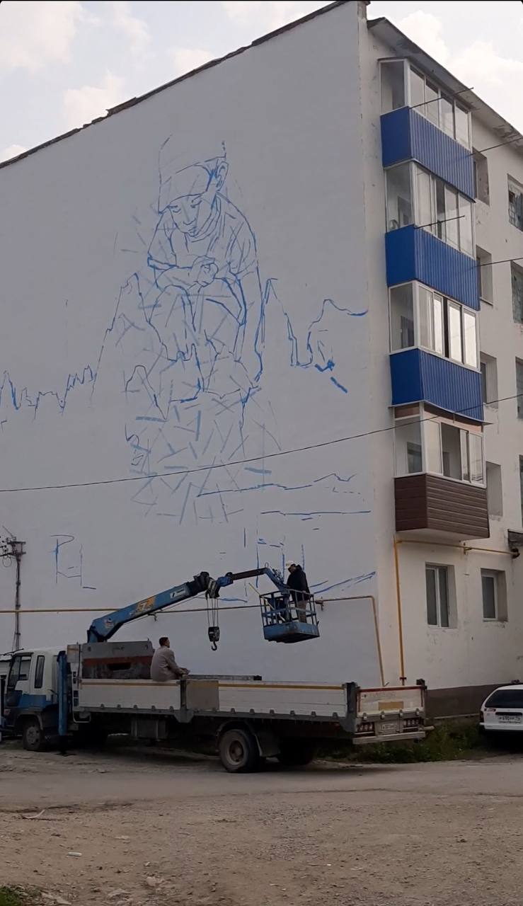 Художник Рустам Кубик прибыл в Хангаласский район Якутии для создания мурала