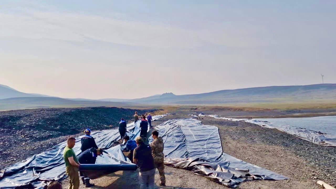 Эксперты проводят работы по устранению утечки воды из озера Мелкое в Тикси