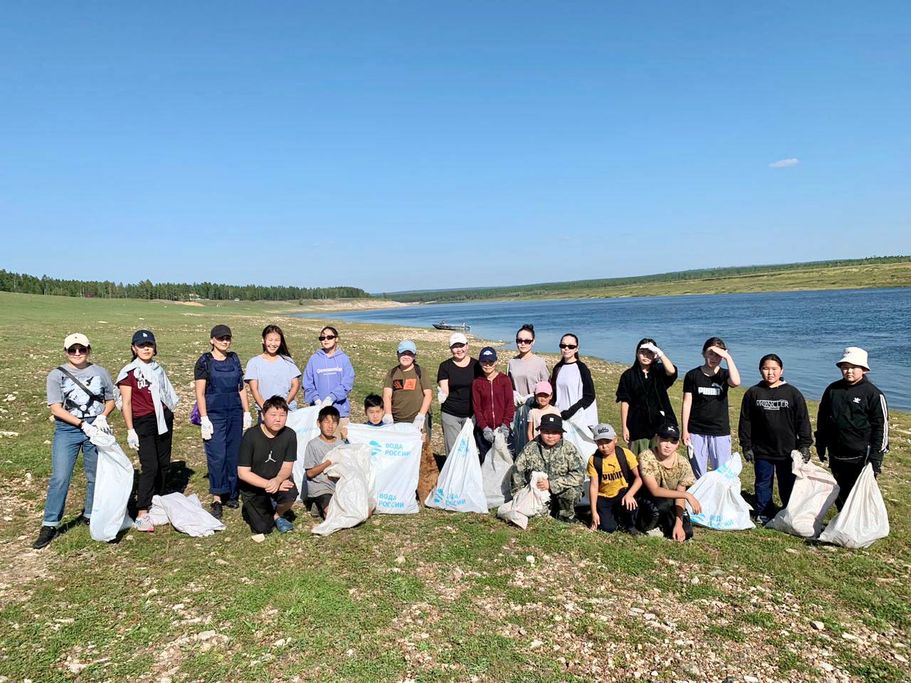 48 мешков мусора собрали с берега река в Амгинском районе Якутии