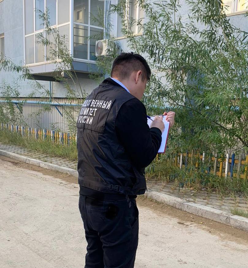 Проверку по факту обнаружения тела девушки во дворе жилого дома начали в Якутске