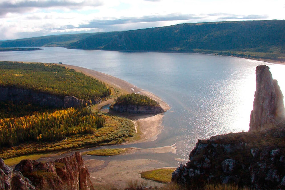 Дноуглубительные работы проводят на реке Лене в Якутии
