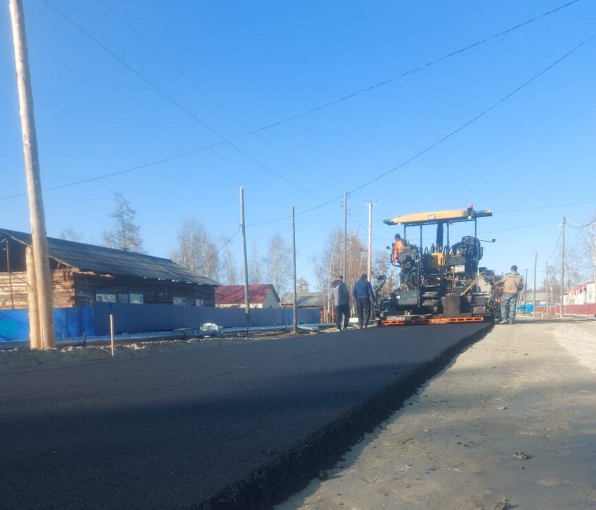 Асфальтирование улицы Центральная начали в Лекеченском наслеге в Якутии