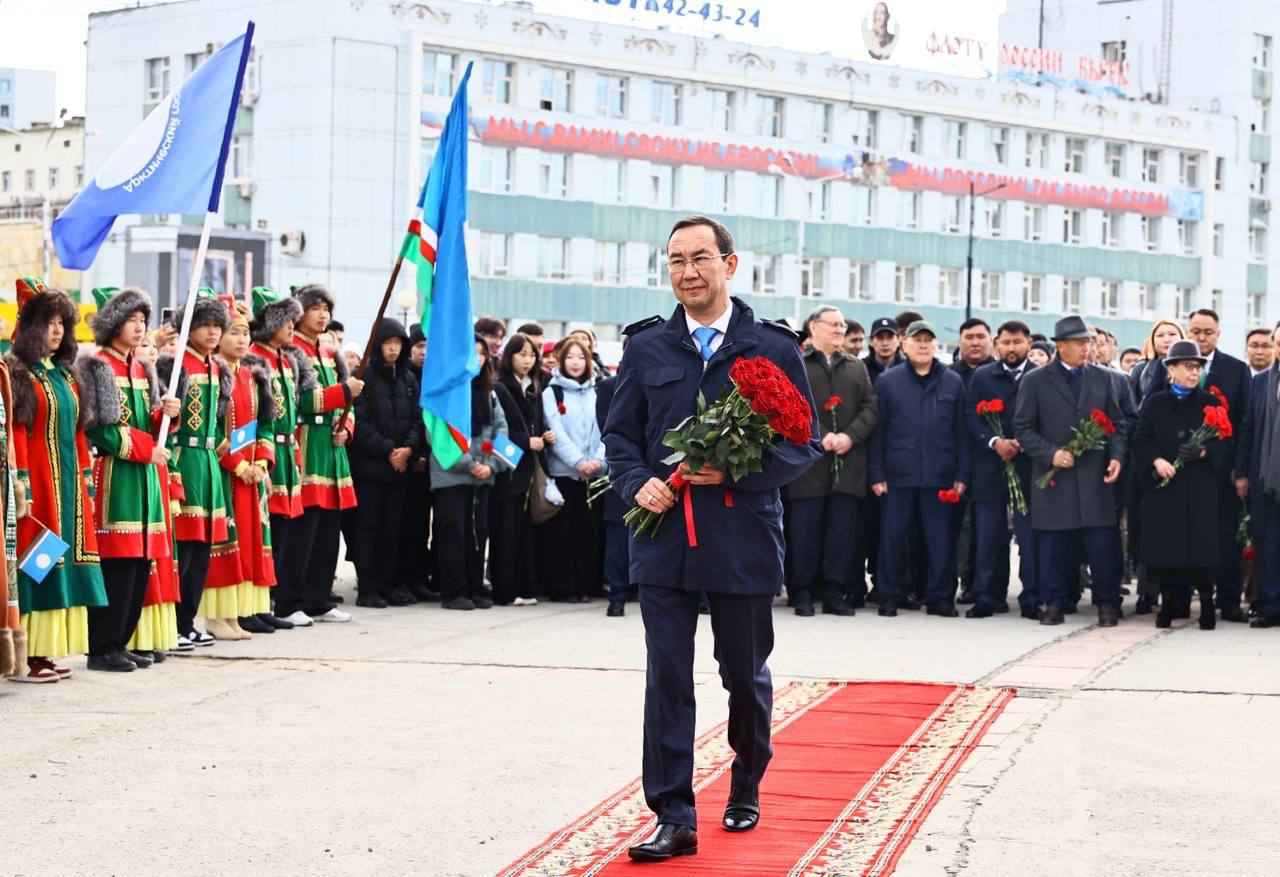 Глава республики возложил цветы к памятнику Платону Ойунскому в Якутске