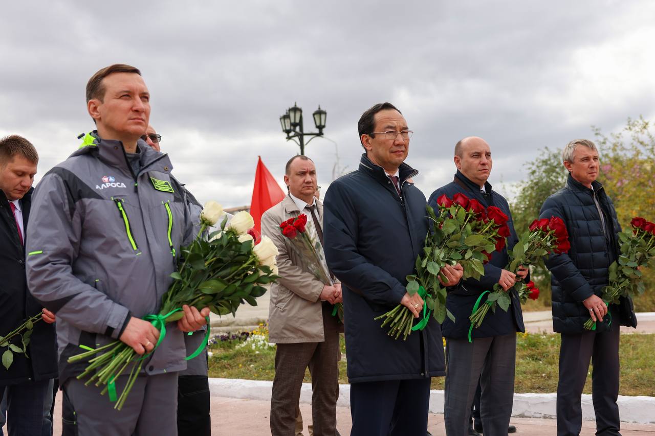 Возложение цветов к памятнику геологу Ларисе Попугаевой прошло в Мирнинском районе Якутии