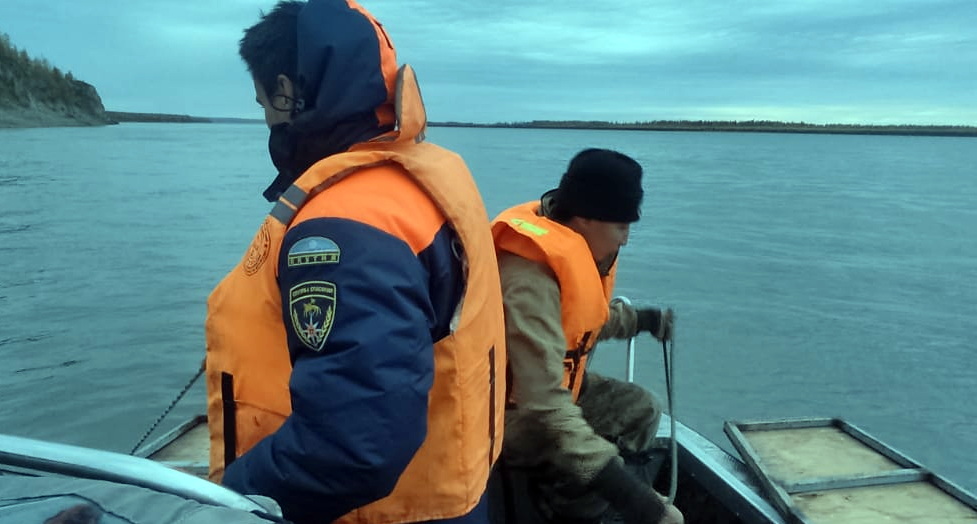 Троих мужчин с перевернувшейся лодки спасли в Верхневилюйском районе