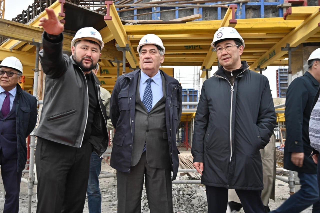 Айсен Николаев и Вячеслав Штыров проверили строительство объектов в Якутске