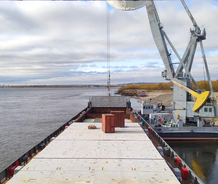 Активный завоз грузов продолжается на арктических реках Якутии