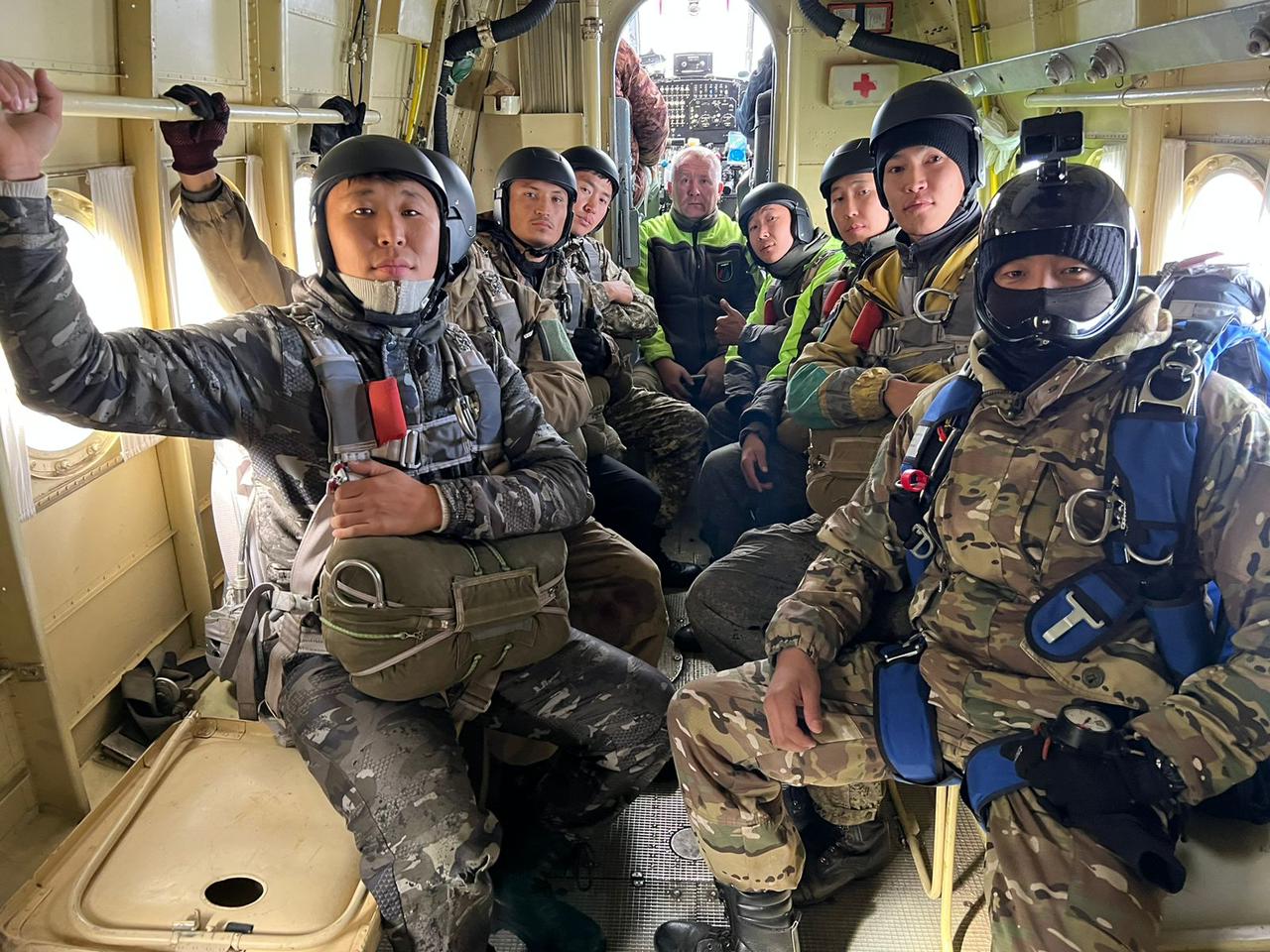 Девять новых парашютистов-пожарных прошли профподготовку в Якутии