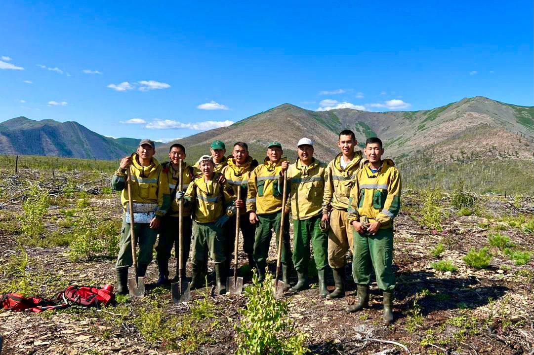 Работа по тушению 13 лесных пожаров ведется в Якутии