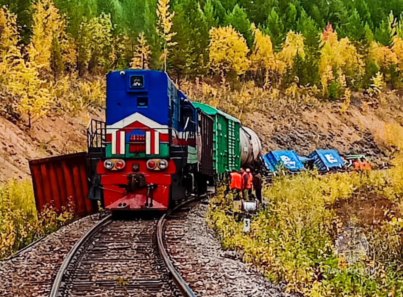 Шесть вагонов из девяти убрали с железнодорожных путей в Алданском районе Якутии