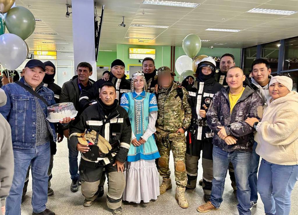Военнослужащего из зоны СВО встретили в аэропорту Якутска