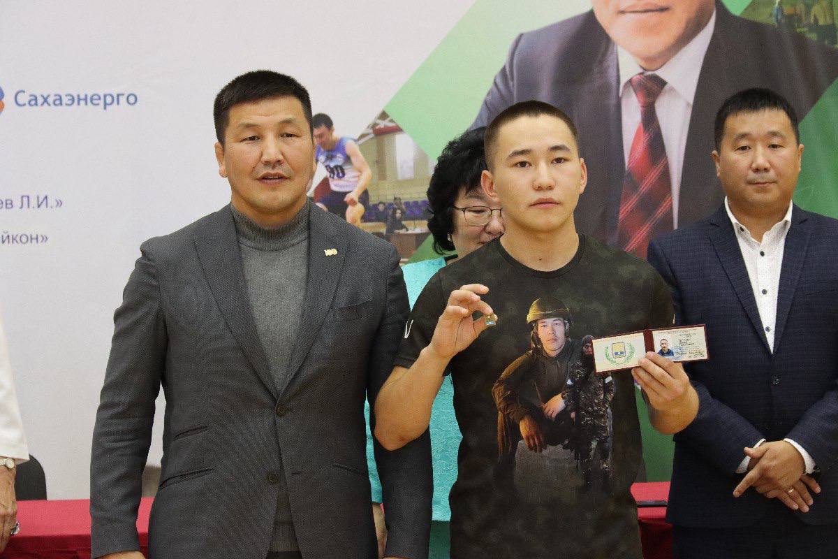 Значки и удостоверения Мастера спорта по северному многоборью вручили в Якутии