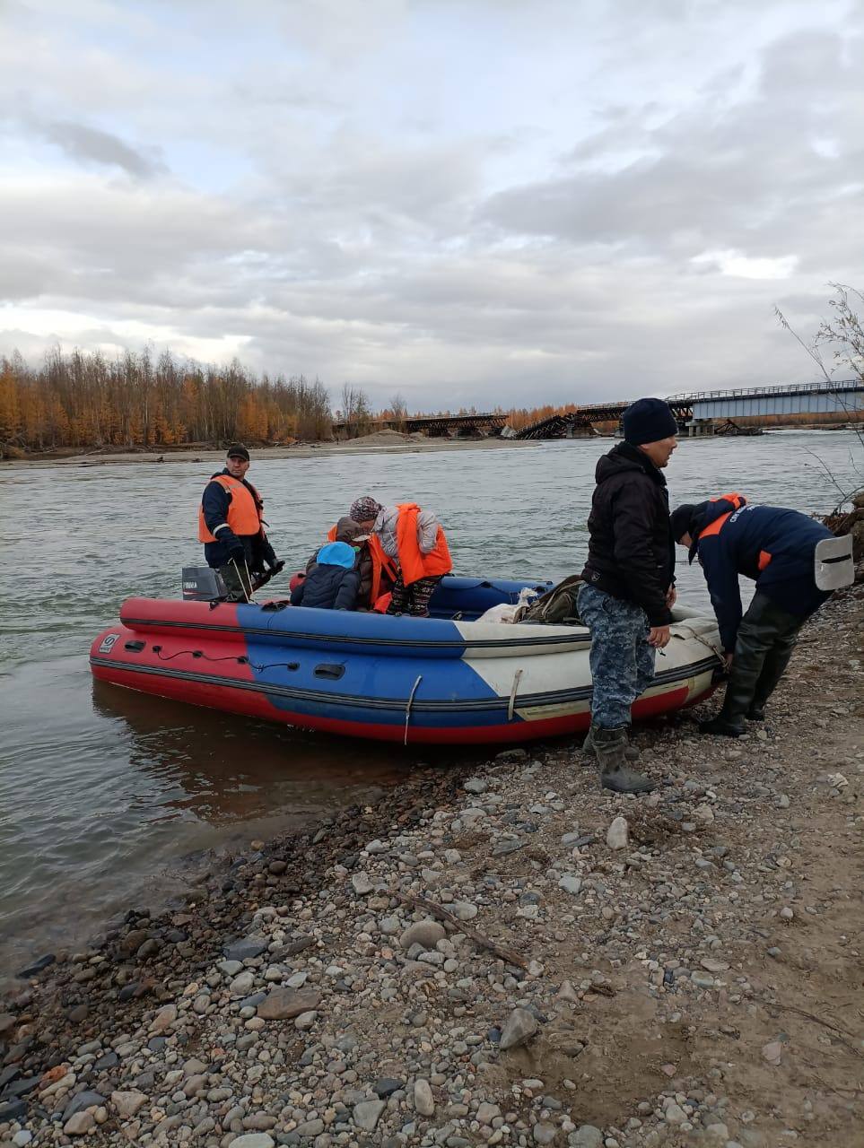 Спасатели организовали переправу через реку Куйдусун в Оймяконском районе