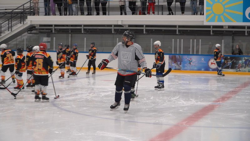 Товарищеский матч между командой ветеранов хоккея и юными спортсменами состоялся в Нерюнгри