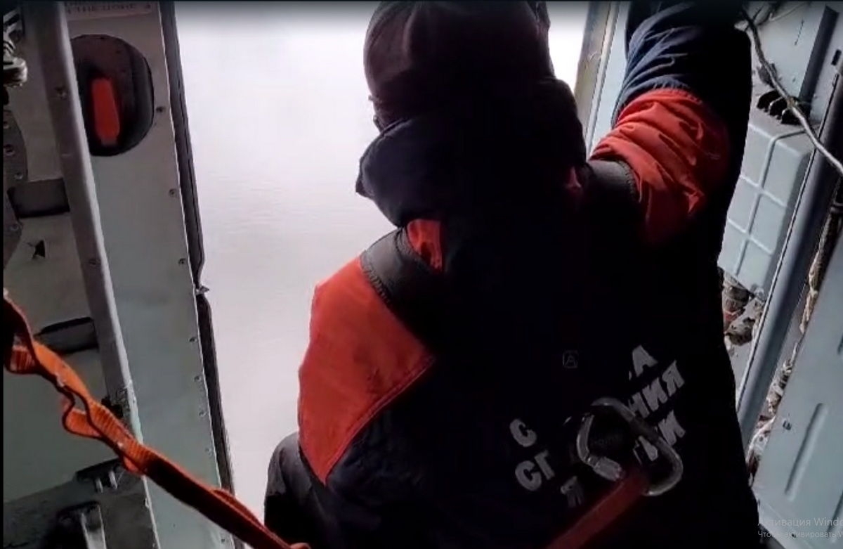 Вертолет повторно привлекли к поиску пропавших рыбаков в Якутии