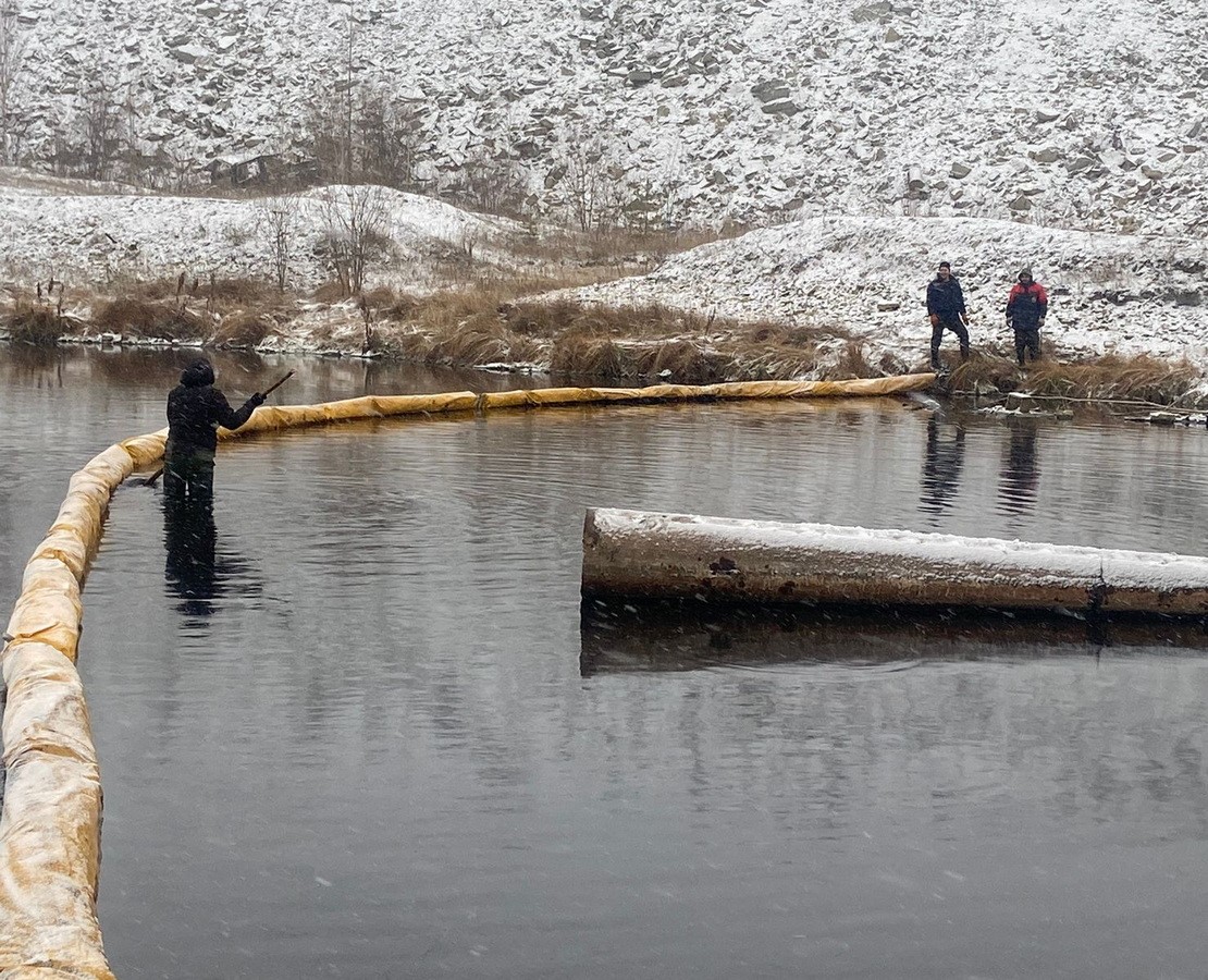 Последствия разлива нефтепродуктов в реку Ирелях ликвидировали в Якутии