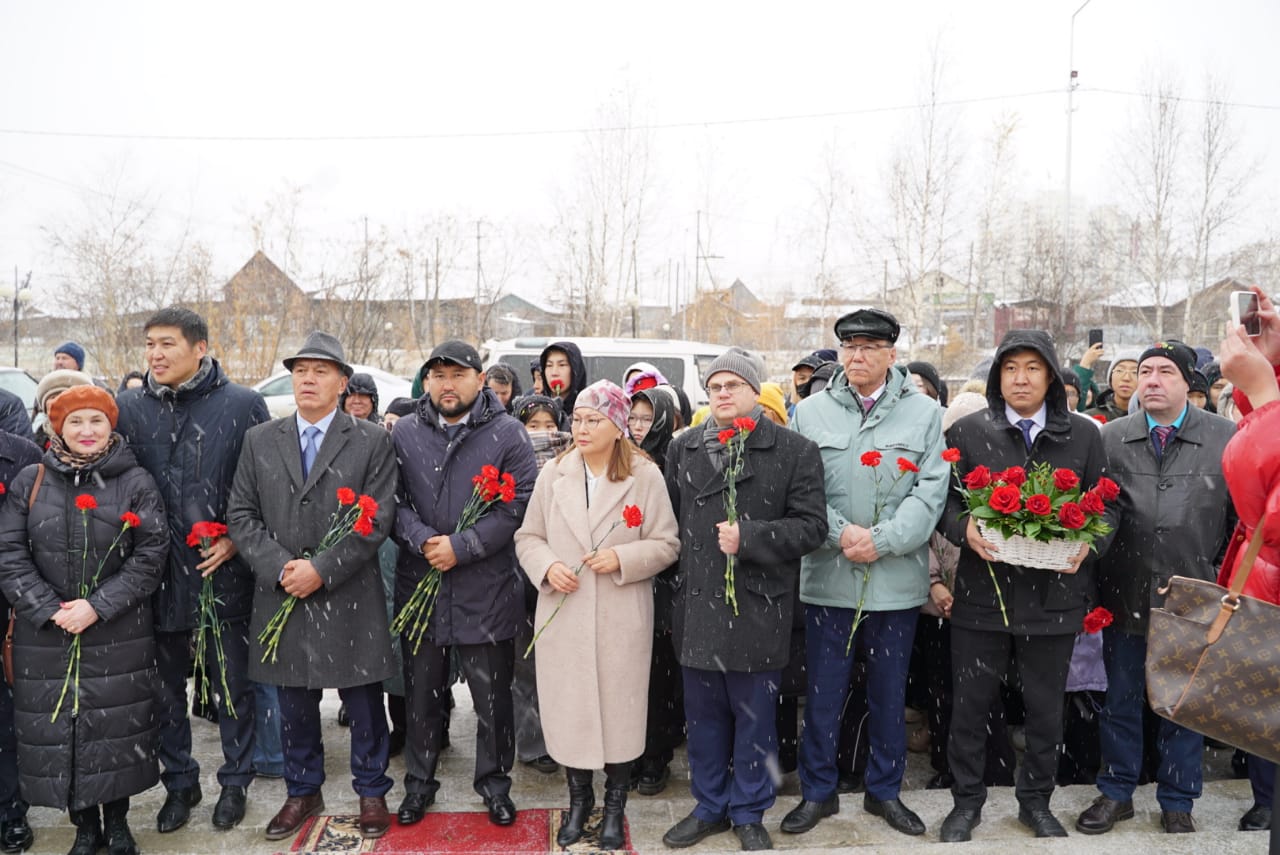 Цветы возложили к памятнику Михаила Алексеева в День учителя в Якутске
