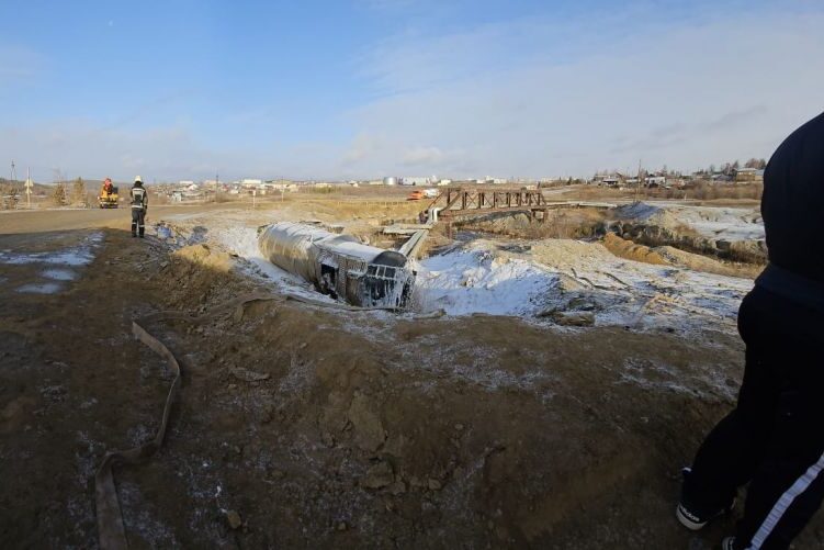 Ликвидацию последствий разлива нефтепродуктов из-за ДТП продолжают в Мирнинском районе Якутии